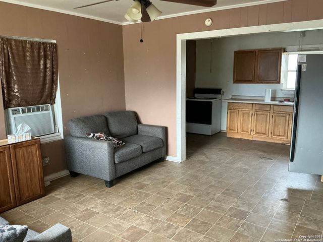 206 W 2nd, Nixon, TX 78140