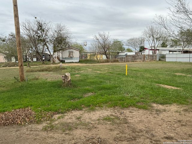 206 W 2nd, Nixon, TX 78140