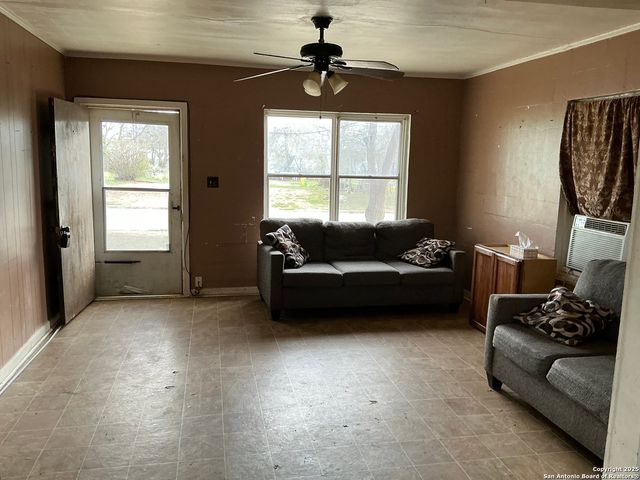 206 W 2nd, Nixon, TX 78140