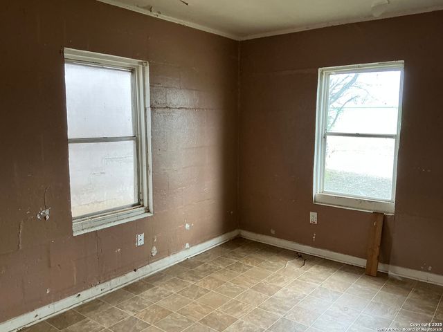 206 W 2nd, Nixon, TX 78140