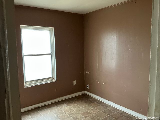 206 W 2nd, Nixon, TX 78140