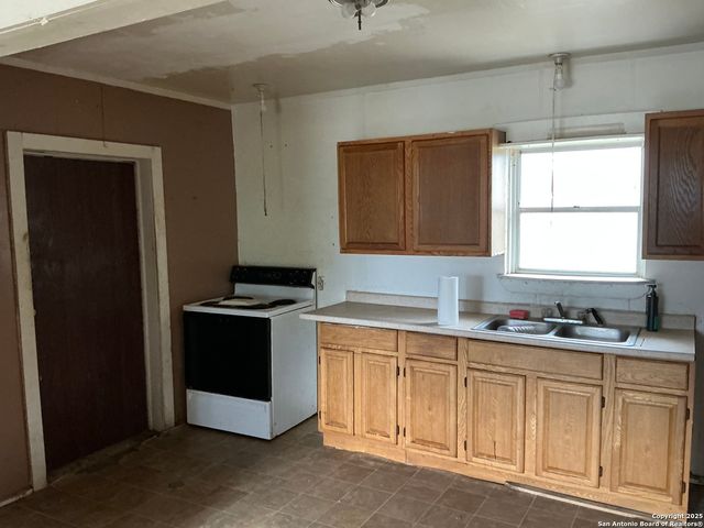 206 W 2nd, Nixon, TX 78140