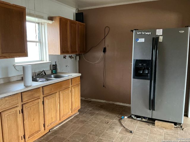 206 W 2nd, Nixon, TX 78140