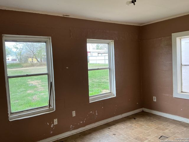 206 W 2nd, Nixon, TX 78140