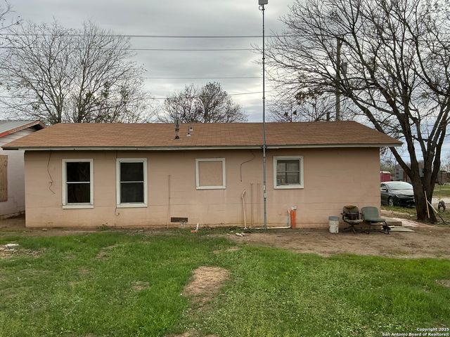 206 W 2nd, Nixon, TX 78140