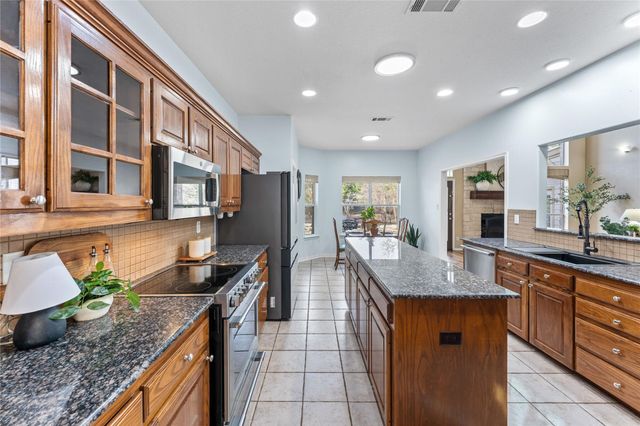 1060 Great Oaks DR, Salado, TX 76571