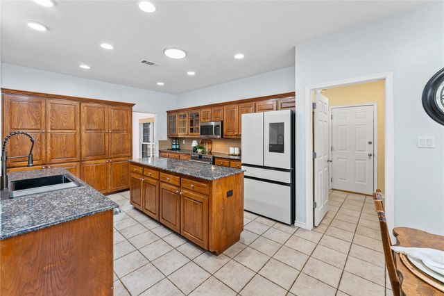 1060 Great Oaks DR, Salado, TX 76571