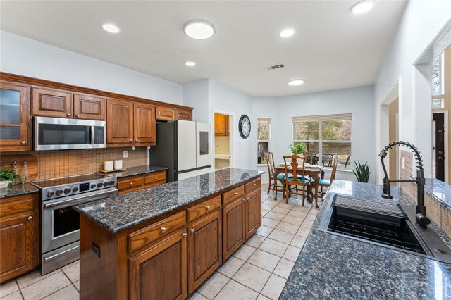 1060 Great Oaks DR, Salado, TX 76571