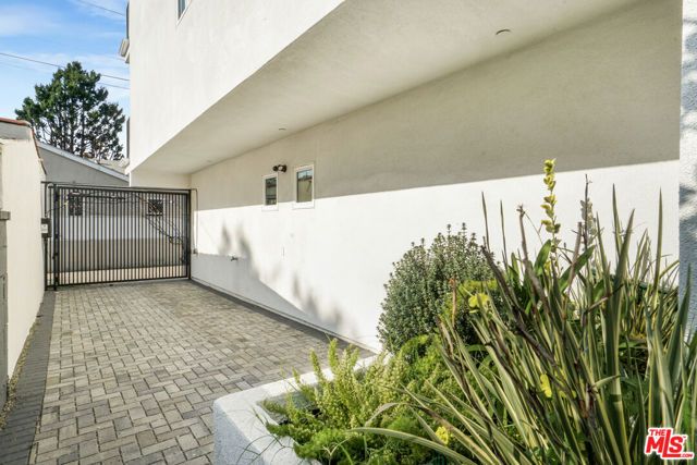 2057 S Garth Avenue, Los Angeles, CA 90034