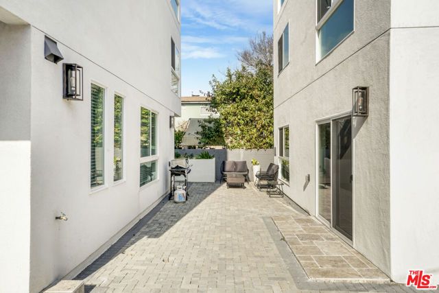 2057 S Garth Avenue, Los Angeles, CA 90034