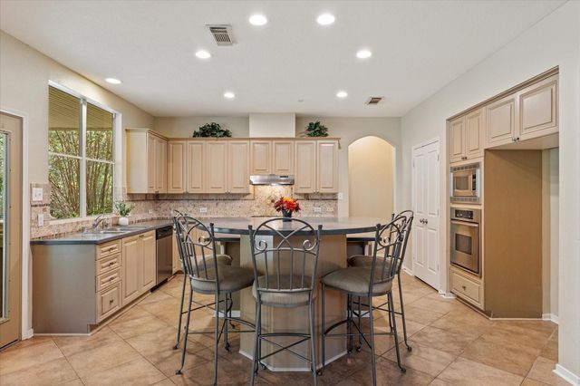 10 Seneca Place, The Woodlands, TX 77382