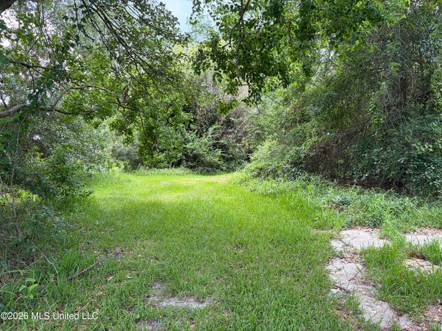 6821 Bienville Drive, Biloxi, MS 39532