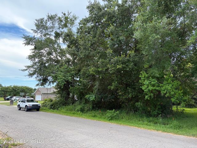 6821 Bienville Drive, Biloxi, MS 39532