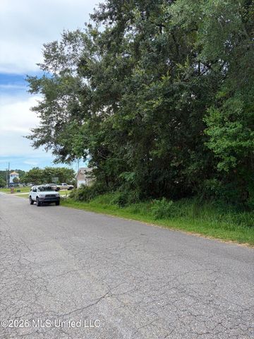 6821 Bienville Drive, Biloxi, MS 39532