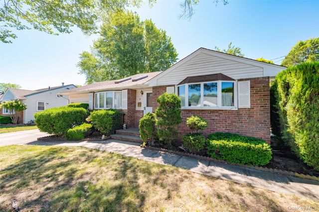 9 Johnson Place, Lindenhurst, NY 11757