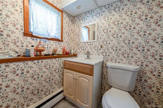 9 Johnson Place, Lindenhurst, NY 11757
