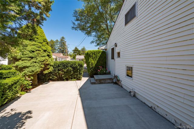 9 Johnson Place, Lindenhurst, NY 11757