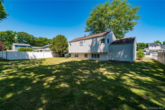 9 Johnson Place, Lindenhurst, NY 11757