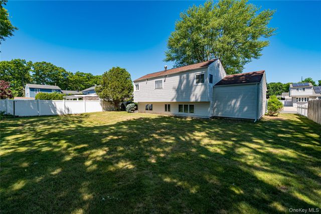 9 Johnson Place, Lindenhurst, NY 11757