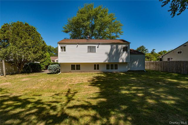 9 Johnson Place, Lindenhurst, NY 11757