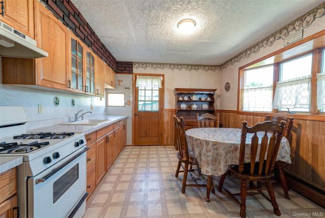 9 Johnson Place, Lindenhurst, NY 11757