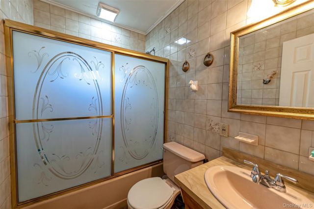 9 Johnson Place, Lindenhurst, NY 11757