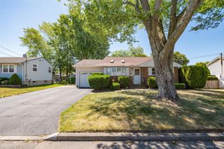 9 Johnson Place, Lindenhurst, NY 11757