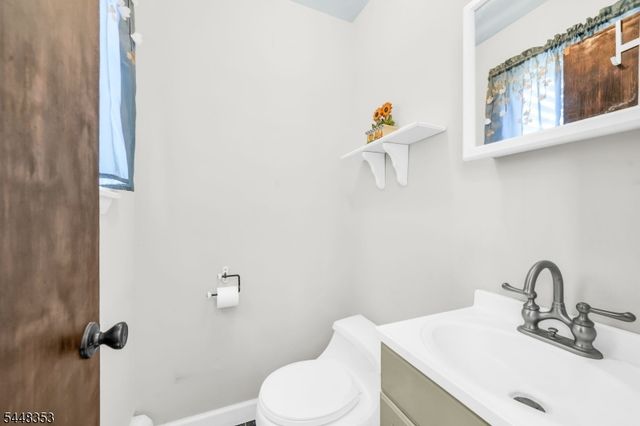 33 Asbury Pl, Parsippany-troy Hills Twp., NJ 07878