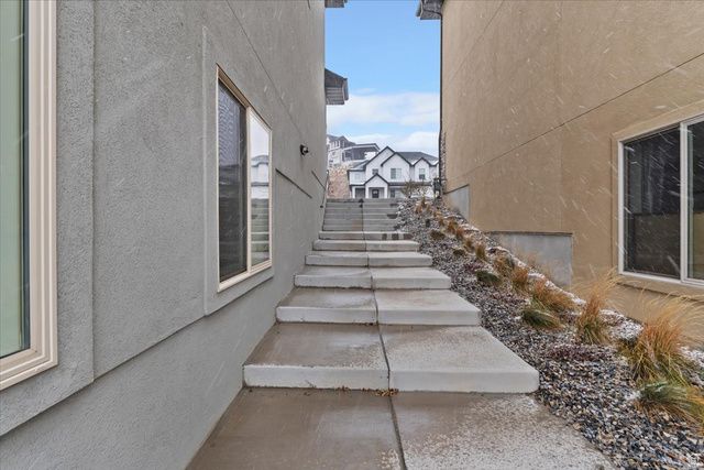 1013 W SEASONS VIEW CT, Lehi, UT 84043