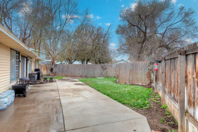 1077 E DEERWALK LN, Ogden, UT 84404