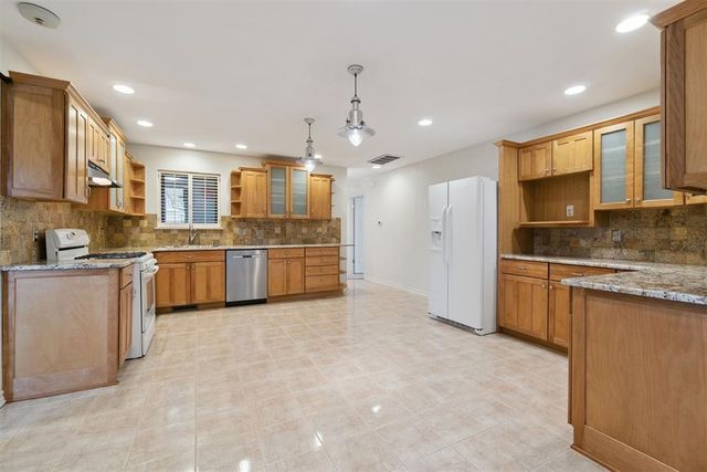 712 E 27th Place, Edmond, OK 73013