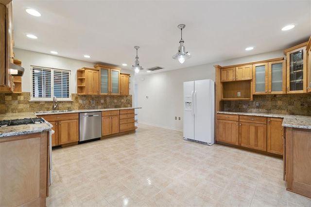 712 E 27th Place, Edmond, OK 73013