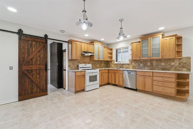 712 E 27th Place, Edmond, OK 73013