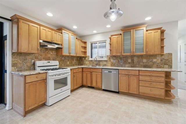 712 E 27th Place, Edmond, OK 73013