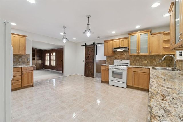 712 E 27th Place, Edmond, OK 73013