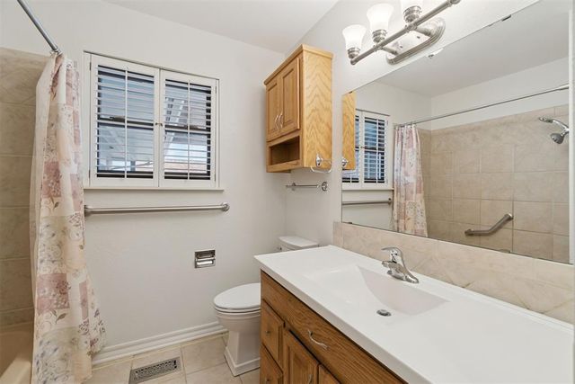 712 E 27th Place, Edmond, OK 73013