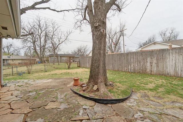 712 E 27th Place, Edmond, OK 73013