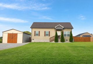 1204 Redden Ln, Burns, TN 37029