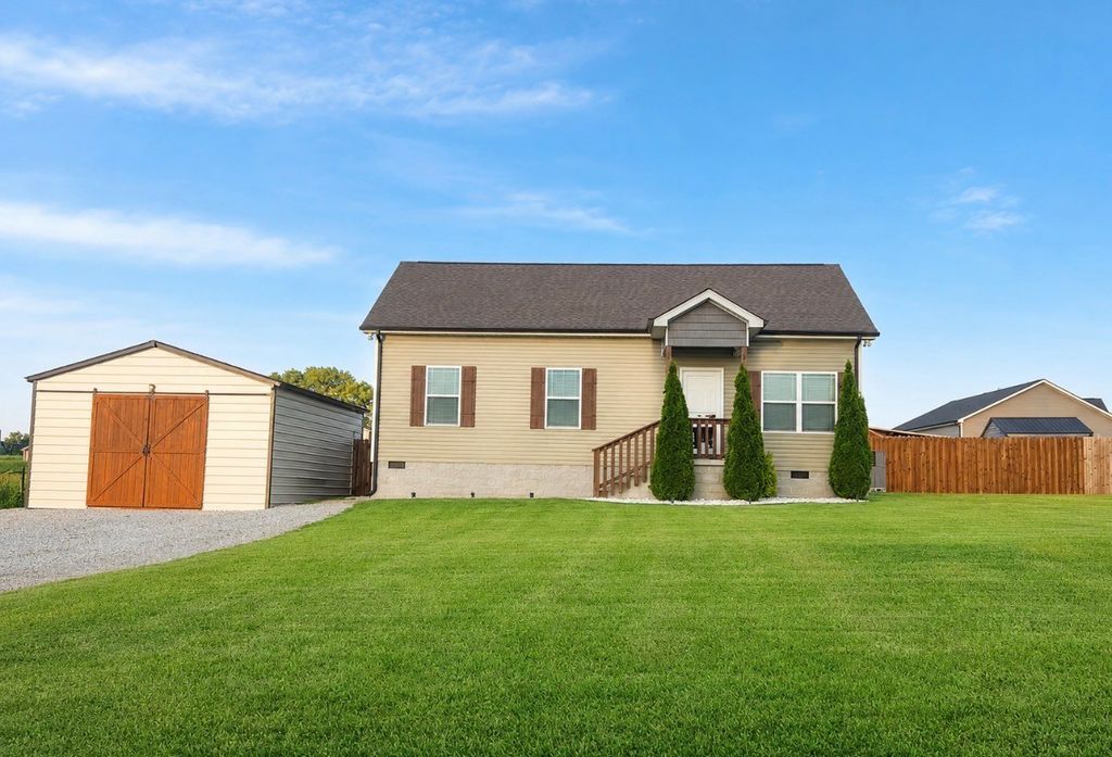1204 Redden Ln, Burns, TN 37029