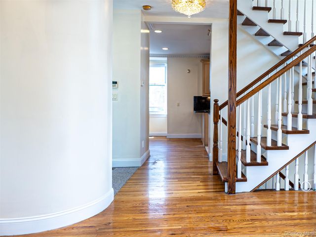 11 Willow Lane, Great Neck, NY 11023