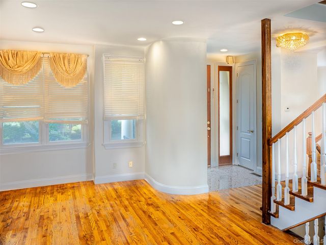 11 Willow Lane, Great Neck, NY 11023