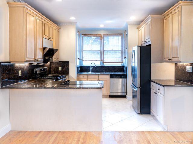 11 Willow Lane, Great Neck, NY 11023