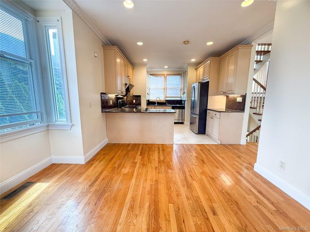 11 Willow Lane, Great Neck, NY 11023