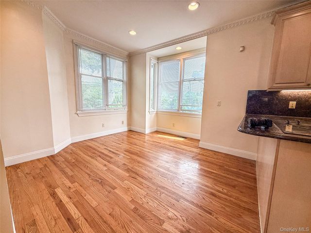 11 Willow Lane, Great Neck, NY 11023