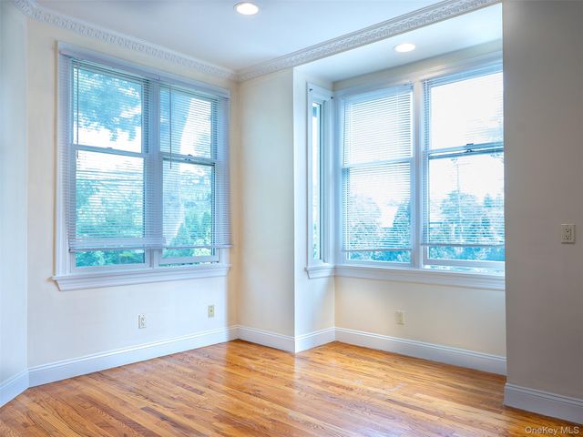 11 Willow Lane, Great Neck, NY 11023