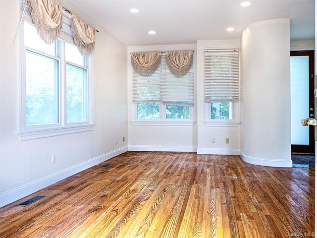 11 Willow Lane, Great Neck, NY 11023