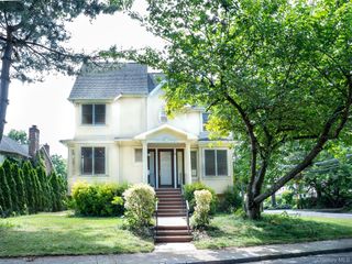 11 Willow Lane, Great Neck, NY 11023