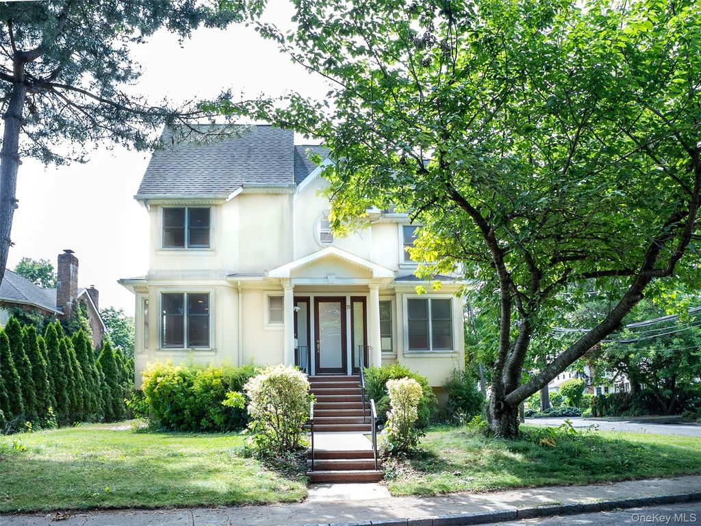 11 Willow Lane, Great Neck, NY 11023