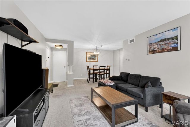 2 Delcrest Court 102, St Louis, MO 63124