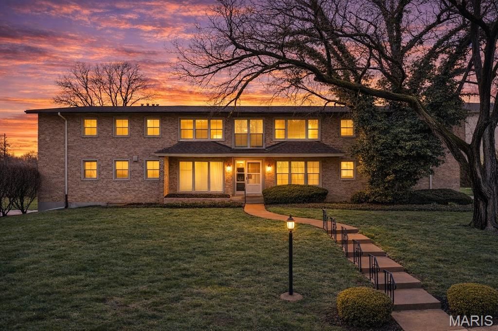 2 Delcrest Court 102, St Louis, MO 63124